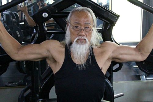 Cụ ông râu tóc bạc phơ ở TPHCM tập múa đao, đẩy tạ 4 tiếng/ngày