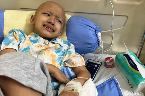 Mắc ung thư xương, cậu bé 9 tuổi ở Phú Thọ khẩn cầu 'đừng cắt chân con'