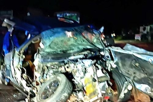 Ô tô con 'đấu đầu' xe khách, 2 người tử vong tại chỗ