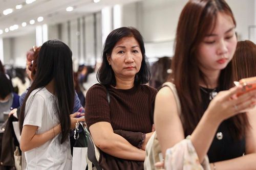 Chen chân săn ưu đãi Black Friday ở TPHCM: Xếp hàng dài, chờ 45 phút để trả tiền