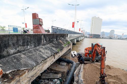 Mố cầu ở Nha Trang bị sạt lở nghiêm trọng, nhiều khối bê tông rơi xuống