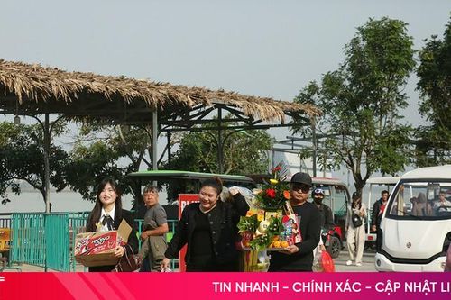 Du khách nườm nượp đổ về đền Chợ Củi trước lễ giỗ Quan Hoàng Mười