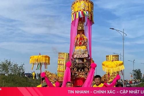 Trang trọng, rực rỡ sắc màu lễ rước Quan Hoàng Mười vân du