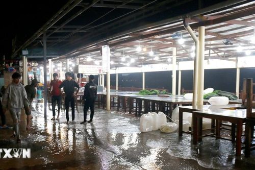 Lâm Đồng: Nhiều người dân ở Mũi Né phải di dời do sóng biển cao làm sạt lở kè