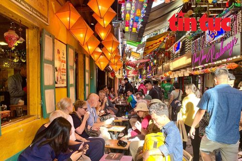 'Cà phê đường tàu' Hà Nội lại tấp nập khách sau 2 ngày bị giải tỏa