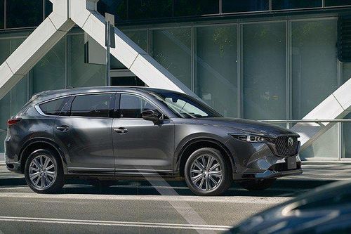 CX-8 đọ nội thất xa xỉ và giá thành với Outlander, dân mê xe khó cưỡng