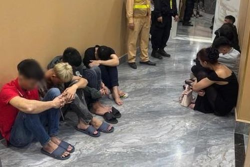 Triệt phá ổ nhóm karaoke kết hợp bán dâm