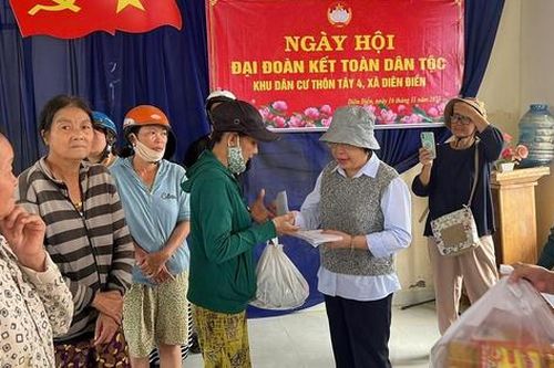 Trường THPT Đinh Tiên Hoàng ủng hộ bà con vùng lũ