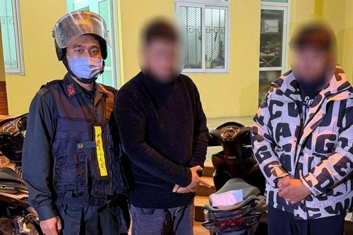2 thanh niên lượn lờ trên phố lúc giữa đêm với biểu hiện bất thường, tổ công tác kiểm tra liền lộ bí mật trong túi áo