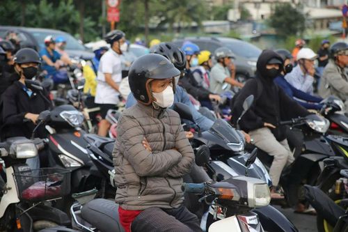 Sài Gòn 'lạnh như Đà Lạt', người dân quây lửa sưởi ấm lúc sáng sớm