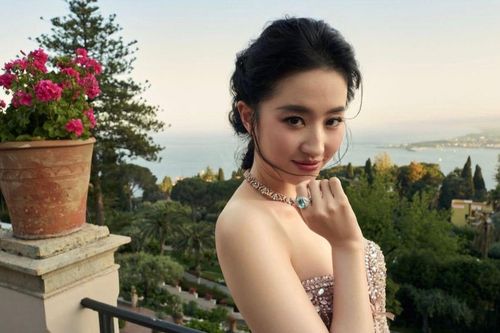 Bắt gặp Lưu Diệc Phi để mặt mộc ra đường, lộ rõ nhan sắc thật ở tuổi U40