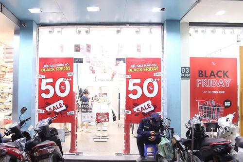 Treo biển khuyến mại 'khủng' ngày Black Friday, cửa hàng vẫn vắng bóng khách mua