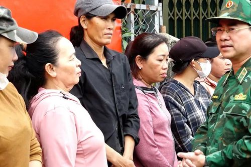 Bộ đội Biên phòng hỗ trợ người dân vùng lũ khắc phục hậu quả thiên tai