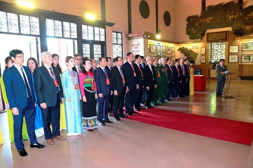 Đoàn đại biểu dự Đại hội MTTQ tỉnh Thanh Hóa lần thứ XVI dâng hương, báo công với Chủ tịch Hồ Chí Minh