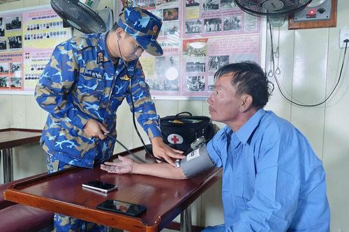 Vùng 5 Hải quân kịp thời cứu 2 thuyền viên gặp nạn trên biển