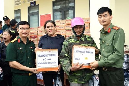 Bộ Chỉ huy quân sự tỉnh Bắc Ninh tặng quà Nhân dân tỉnh Gia Lai bị ảnh hưởng bão lũ