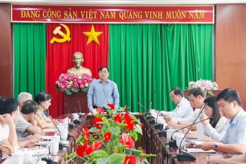 Bí thư Đảng ủy phường Trấn Biên tiếp công dân về việc cấp giấy chứng nhận quyền sử dụng đất