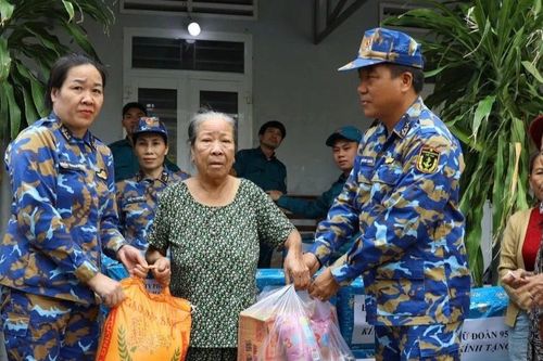Bộ Tư lệnh Vùng 4 Hải quân tặng 550 suất quà cho người dân xã Tuy Phước