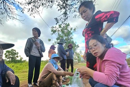 Mộc mạc chợ làng Jrai