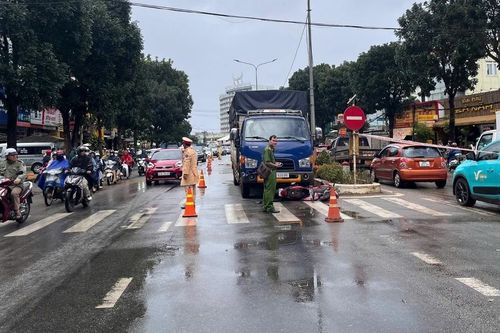 Gia Lai: Xe tải va chạm xe máy, 2 ông cháu tử vong thương tâm