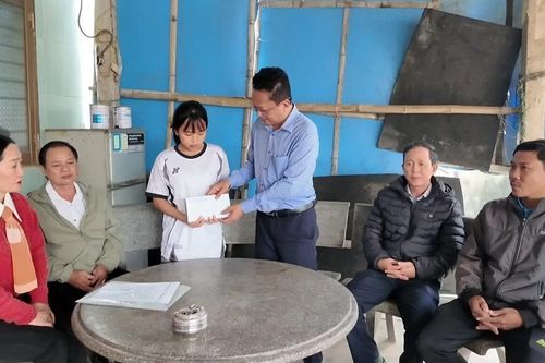 Trao học bổng 'Thả lưới ước mơ' cho 2 học sinh tại phường Hoài Nhơn Đông
