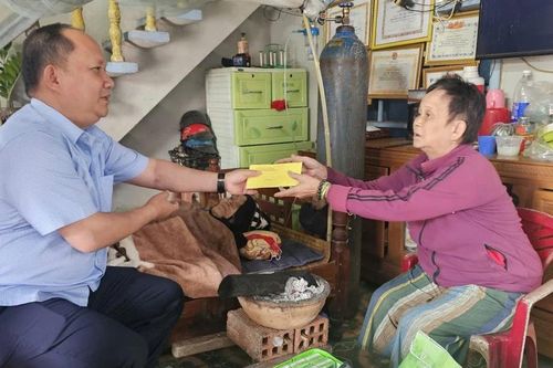 Phó Bí thư Thường trực Tỉnh ủy Rah Lan Chung thăm, tặng quà tại các địa phương bị thiệt hại do bão lũ
