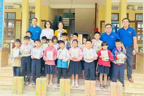 Tỉnh đoàn Gia Lai tặng 10.000 quyển vở, 5.000 cây bút cho học sinh ở khu vực phía Đông tỉnh