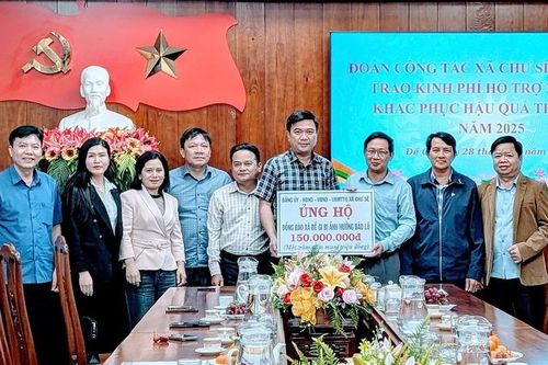 Gần 1,8 tỷ đồng cùng nhiều nhu yếu phẩm ủng hộ đồng bào vùng lũ