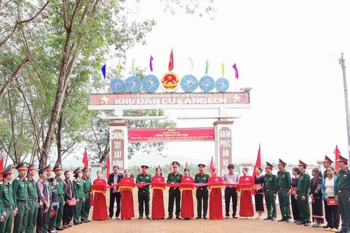 Đoàn Kinh tế-Quốc phòng 715 bàn giao công trình 'Sao sáng buôn làng' cho các xã vùng biên
