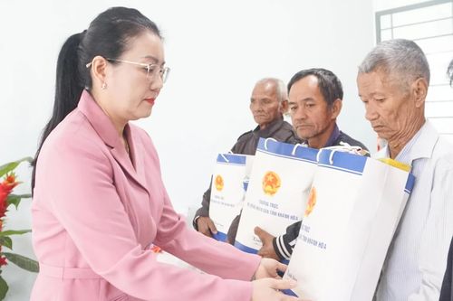 Phó Chủ tịch HĐND tỉnh Phạm Thị Xuân Trang thăm, tặng quà hỗ trợ người dân bị ảnh hưởng mưa lũ tại xã Cam An