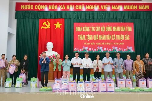 Phó Chủ tịch Thường trực HĐND tỉnh Lữ Thanh Hải thăm, tặng quà Nhân dân xã Thuận Bắc