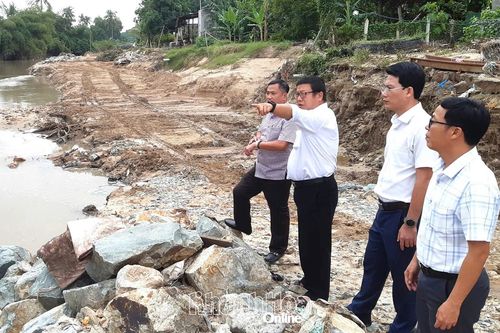 Trưởng Ban Tuyên giáo và Dân vận Tỉnh ủy Võ Hoàn Hải kiểm tra công tác phòng, chống bão và khắc phục thiệt hại do mưa lũ