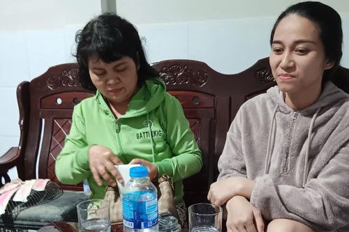 Trả lại vàng cho người đánh mất trong dòng nước lũ