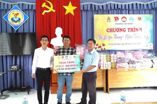Phường Cam Ranh: Trao 100 ba lô và 3.000 quyển vở hỗ trợ học sinh bị ảnh hưởng mưa lũ