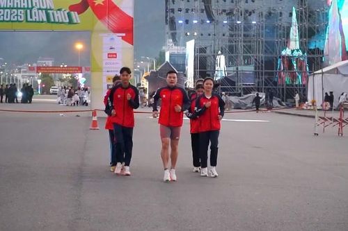 Đoàn thể thao Bộ đội Biên phòng giao lưu chạy bộ cùng vận động viên Lai Châu