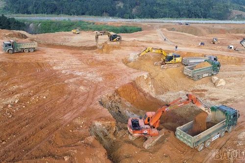 San đồi, bạt núi thi công dự án tái định cư đường sắt Lào Cai - Hà Nội - Hải Phòng
