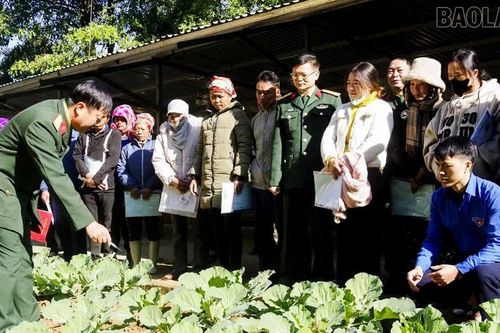 Đoàn Kinh tế - quốc phòng 345 gặp mặt già làng, trưởng bản, người có uy tín trong đồng bào dân tộc thiểu số