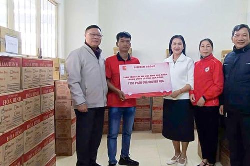 Lâm Đồng tiếp nhận 1.750 suất dụng cụ học tập cho học sinh vùng lũ