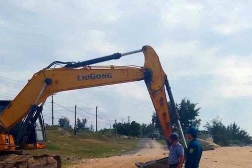 Khẩn trương dọn dẹp cát lấp tuyến đường ven biển Phan Rí Cửa