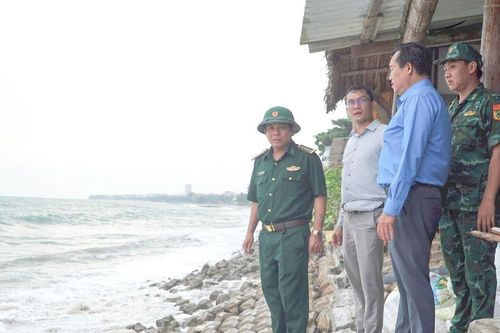 Chính ủy Bộ đội Biên phòng Lâm Đồng kiểm tra sạt lở và công tác ứng phó bão tại Mũi Né