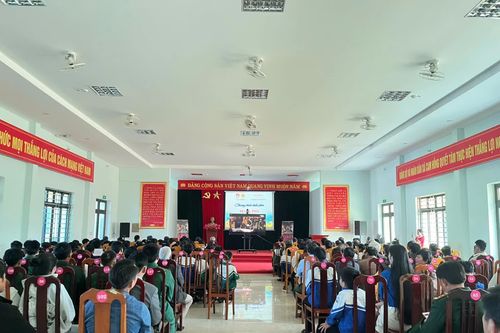 Chiếu phim 'Mưa Đỏ' miễn phí cho cựu chiến binh, thanh niên xã Cam Hồng
