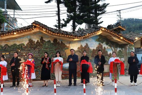 Xã Đồng Văn khánh thành bức tranh phù điêu gốm thôn Đồng Thanh