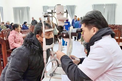 Hơn 500 lượt người được khám mắt chuyên sâu miễn phí