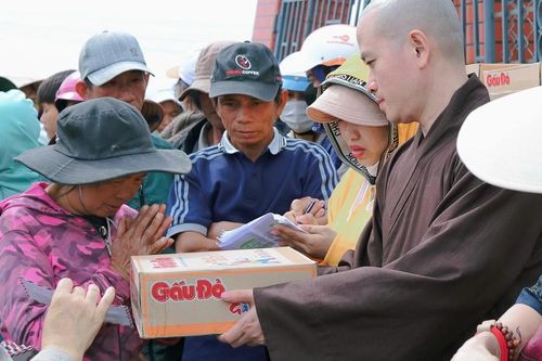 Chùa Văn Thánh và Ni viện Tuệ Quang cứu trợ đồng bào vùng bão lũ tỉnh Gia Lai