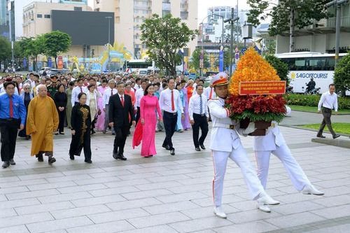 Đại biểu tham dự Đại hội MTTQVN TP.HCM lần thứ I dâng hoa tưởng niệm Chủ tịch Hồ Chí Minh