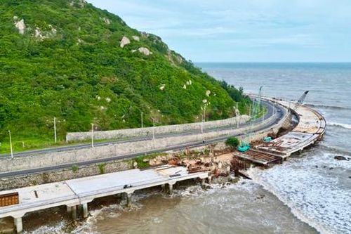 Men vách núi, chạy dọc biển bắc cầu cạn mở rộng trục ven biển nối TP.HCM - Lâm Đồng