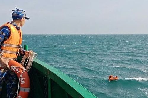 Vùng 5 Hải quân kịp thời cứu hai thuyền viên gặp nạn trên biển Tây Nam