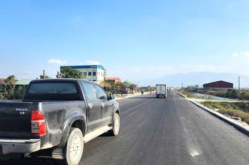 Khẩn trương thảm nhựa quốc lộ 1 qua Hà Tĩnh sau mưa bão