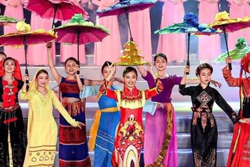 Trang phục kể chuyện văn hóa dân tộc