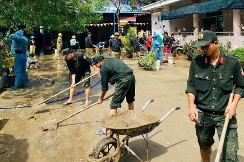 Chuyện chưa kể của CSCĐ Công an Đắk Lắk sau những ngày dầm mình giúp dân vượt qua lũ lụt lịch sử